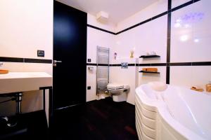 łazienka z wanną, toaletą i umywalką w obiekcie Apartment Okružní w Szpindlerowym Młynie