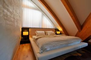 Łóżko w pokoju na poddaszu w obiekcie Apartment Okružní w Szpindlerowym Młynie