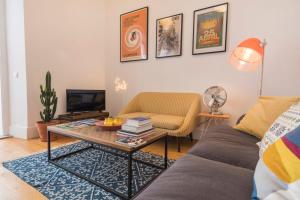 リスボンにあるBlue Garden Apartmentのリビングルーム(コーヒーテーブル、ソファ付)