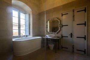 A bathroom at Palazzino Birgu Host Family Bed and Breakfast