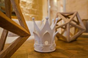 a white crown sitting on top of a table at Palazzino Birgu Host Family Bed and Breakfast in Vittoriosa