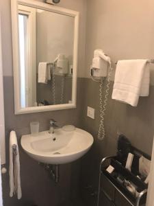 Ένα μπάνιο στο La Terrazza Vercelli Bed & Charme +64 φωτογραφίες