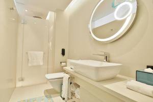 Kamar mandi di Hotel Indigo Hong Kong Island by IHG