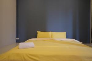 Postel nebo postele na pokoji v ubytování The one hotel สวนผึ้ง