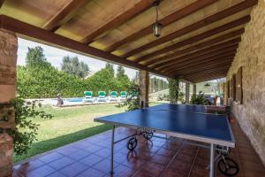 eine Tischtennisplatte in der Mitte einer Terrasse in der Unterkunft Villa Antonia in Pollença