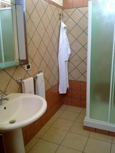 een badkamer met een wastafel en een douche bij B&B Anfiteatro Campano in Santa Maria Capua Vetere
