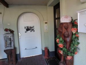 a front door of a house with a bear on the wall at Ferienbungalow 2 in Dierkow