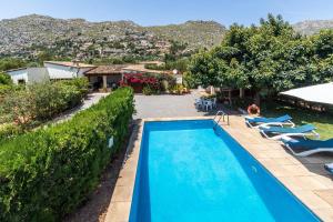 uma piscina com espreguiçadeiras e um resort em Villa Rosa em Pollença
