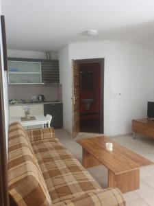 una sala de estar con un sofá y una mesa en Vasiliko Apartments, en Tsarevo