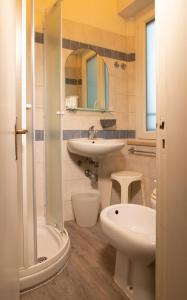 y baño con lavabo, aseo y ducha. en Hotel Arlecchino Riccione, en Riccione