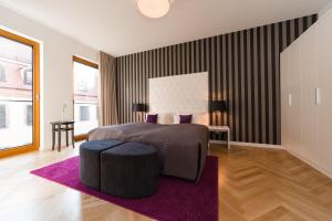 een slaapkamer met een groot bed en een paars tapijt bij Modernes Apartment am Neumarkt in Dresden