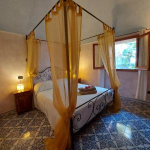 A bed or beds in a room at Agricola Pineda Még 23 kép