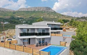 a house with a swimming pool and a mountain at Villas Alfa & Omega in Klis