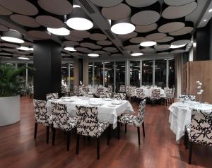 Reštaurácia alebo iné gastronomické zariadenie v ubytovaní Hotel Abades Nevada Palace