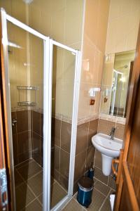 une salle de bain avec douche et lavabo dans l'établissement Hotel Han, à Istanbul 53 autres photos