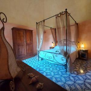 1 dormitorio con 1 cama con dosel en Agricola Pineda, en Pantelleria