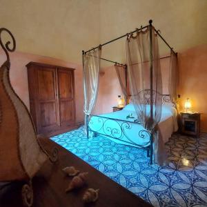 una camera con letto a baldacchino di Agricola Pineda a Pantelleria