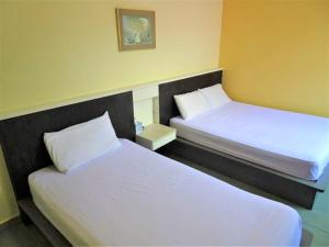 Un pat sau paturi într-o cameră la SENG WAH HOTEL