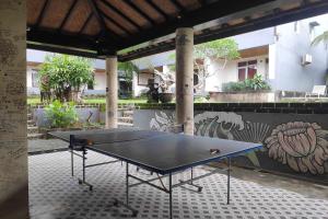 Stolní tenis v ubytování Pecatu GuestHouse nebo okolí