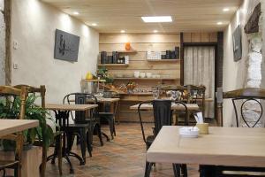 Restaurace v ubytování GITE DU ROY D'AMONT Plaine de l'Ain, repas sur réservation