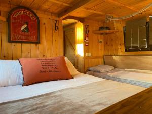 a bedroom with two beds in a wooden cabin at BATEAU LE VENT DE TRAVERS in Saumur