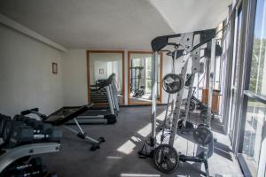 einen Fitnessraum mit mehreren Laufbändern in einem Zimmer in der Unterkunft El Diplomatico in Mexiko-Stadt