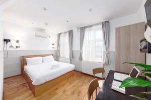 ein Hotelzimmer mit einem Bett und einem Schreibtisch in der Unterkunft Argyle Apart Hotel in London