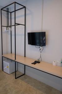 TV a/nebo společenská místnost v ubytování The one hotel สวนผึ้ง