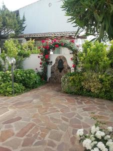 カーラゴノネにあるAppartamenti Villa Rosaの石の小道と花の庭園