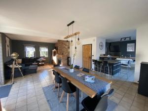 cocina y sala de estar con mesa y sillas en Gîte Chez Mamy Léa à deux pas du centre, en La-Roche-en-Ardenne