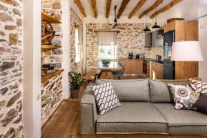 Áno GatzéaにあるVilla Thalia by Pelion Estiesのソファとキッチンのあるリビングルーム