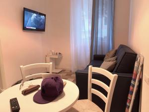 ein Wohnzimmer mit einem Hut auf einem Tisch und einer Couch in der Unterkunft Affittacamere LevantoMare in Levanto