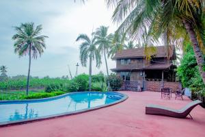 una casa con piscina y palmeras en My Lagusa, en Cimaja