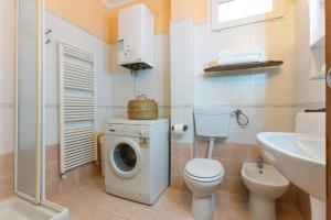 Koupelna v ubytování Lido Degli Estensi Flat con Balcone e Parcheggio! + 32 fotografií