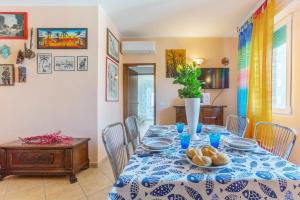 comedor con mesa y mantel azul y blanco en Lido Degli Estensi Flat con Balcone e Parcheggio! en Lido degli Estensi