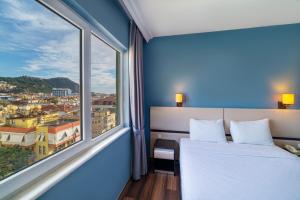 Ένα ή περισσότερα κρεβάτια σε δωμάτιο στο Royalisa City Apart Hotel