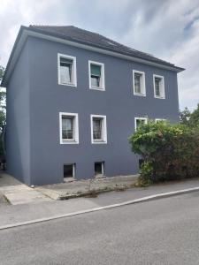 niebieski budynek po stronie ulicy w obiekcie Betterhome Apartments am Stadion I Free Parking I Self Check-in w Grazu