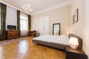 A bed or beds in a room at Rosa Linde - Comfort Rooms