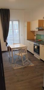 kuchnia ze stołem w środku w obiekcie Betterhome Apartments am Stadion I Free Parking I Self Check-in w Grazu +12 zdjęć