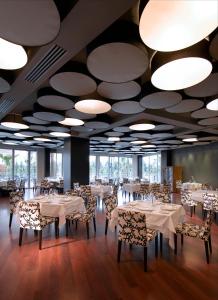Reštaurácia alebo iné gastronomické zariadenie v ubytovaní Hotel Abades Nevada Palace