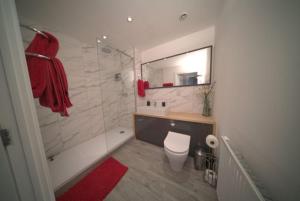 a bathroom with a tub and a toilet and a shower at The Copper Pan by Ritual Stays in Hemel Hempstead