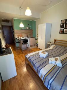 - une chambre avec un lit et des serviettes dans l'établissement Appartamento Taormina vista mare, à Taormine