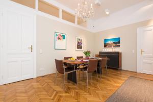 comedor con mesa y sillas en Rosa Linde - Comfort Rooms en Viena