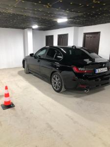 un coche negro aparcado en un garaje con un cono de tráfico en Borov park 3 en Velingrado