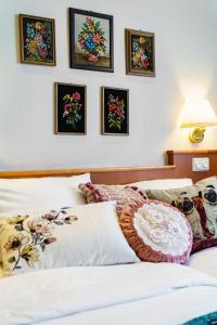 Postel nebo postele na pokoji v ubytování Tante ALMA's Kölner Hotel