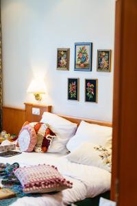 Postel nebo postele na pokoji v ubytování Tante ALMA's Kölner Hotel