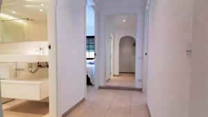 Kúpeľňa v ubytovaní VACAY Apartamento Aqua, Punta Roma, Frente al mar y piscina, en Costa Brava, L'Escala!