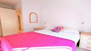 Postel nebo postele na pokoji v ubytování VACAY Apartamento Aqua, Punta Roma, Frente al mar y piscina, en Costa Brava, L'Escala! + 26 fotografií