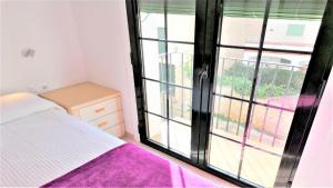 Posteľ alebo postele v izbe v ubytovaní VACAY Apartamento Aqua, Punta Roma, Frente al mar y piscina, en Costa Brava, L'Escala!