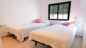 Posteľ alebo postele v izbe v ubytovaní VACAY Apartamento Aqua, Punta Roma, Frente al mar y piscina, en Costa Brava, L'Escala!